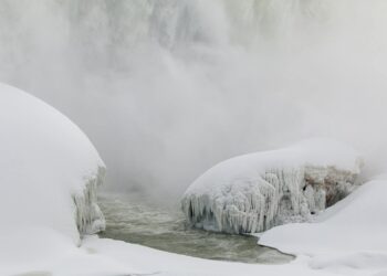 Se congelaron las Cataratas del Niágara por la ola de frío extremo