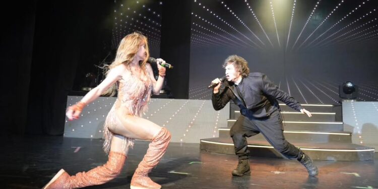 Milei en Mar del Plata:Milei cantó  de la mano de Fátima Florez