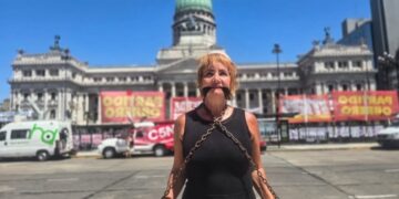 Nancy Pazos se encadenó y amordazó frente al Congreso en rechazo a la reforma laboral