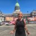 Nancy Pazos se encadenó y amordazó frente al Congreso en rechazo a la reforma laboral