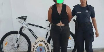 Santa Rosa: una mujer atacó cajeros, rompió una mueblería y fue detenida mientras circulaba en una bicicleta robada