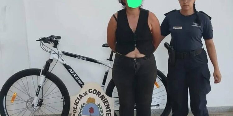 Santa Rosa: una mujer atacó cajeros, rompió una mueblería y fue detenida mientras circulaba en una bicicleta robada