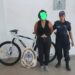 Santa Rosa: una mujer atacó cajeros, rompió una mueblería y fue detenida mientras circulaba en una bicicleta robada