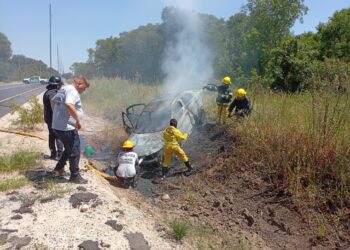 Se incendió un auto tras un vuelco en una ruta de Corrientes: el conductor salió ileso