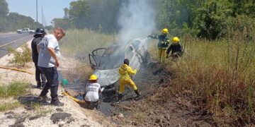 Se incendió un auto tras un vuelco en una ruta de Corrientes: el conductor salió ileso
