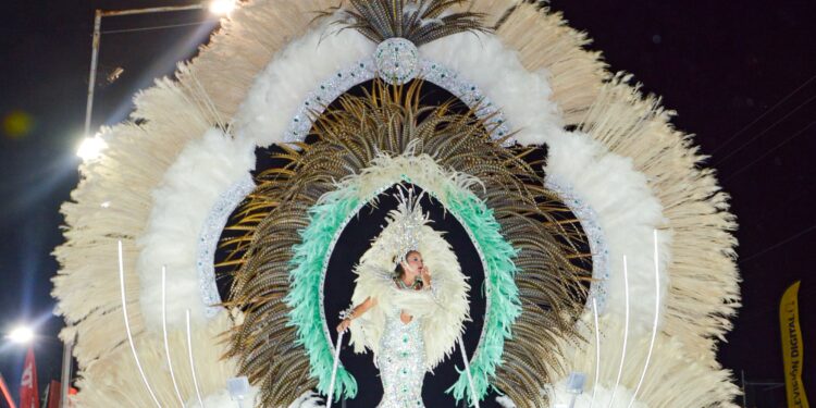 Carú Curá deslumbró en la segunda noche de los Carnavales Esquinenses celebrando sus 55 años