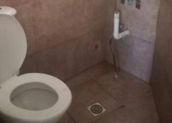 Robaron la campana de bronce y los sanitarios de una iglesia