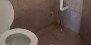 Robaron la campana de bronce y los sanitarios de una iglesia