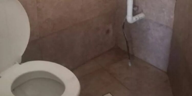 Robaron la campana de bronce y los sanitarios de una iglesia