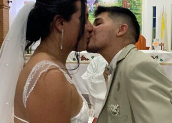 Una pareja trans selló su amor casándose por iglesia en Corrientes