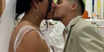 Una pareja trans selló su amor casándose por iglesia en Corrientes