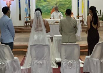 Una pareja trans selló su amor casándose por iglesia en Corrientes