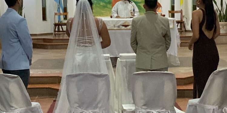 Una pareja trans selló su amor casándose por iglesia en Corrientes