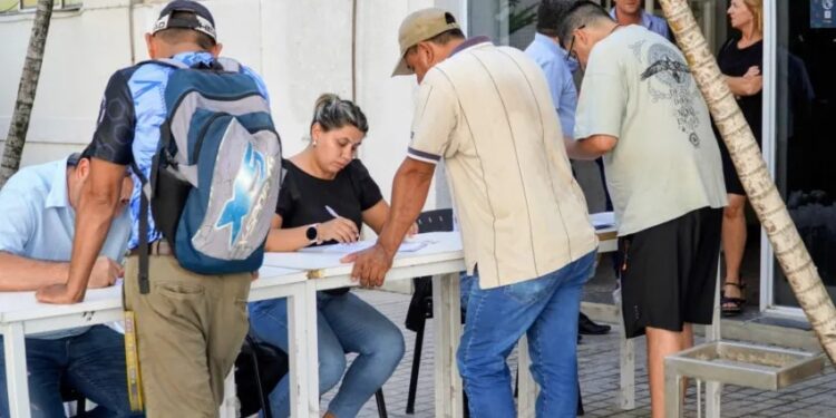 El Gobierno de Corrientes continúa asistiendo a extrabajadores de la Textil Alal