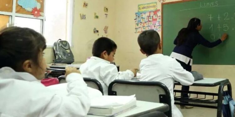 Datos oficiales ratifican que Corrientes sostiene el mejor salario docente del NEA
