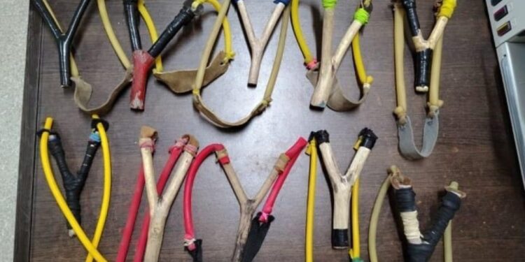 Demoraron a siete menores por actos de vandalismo con gomeras