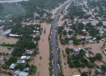 Inundación en Tucumán: suspendieron las clases y vecinos tuvieron que pasar la noche al costado de una ruta