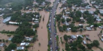 Inundación en Tucumán: suspendieron las clases y vecinos tuvieron que pasar la noche al costado de una ruta