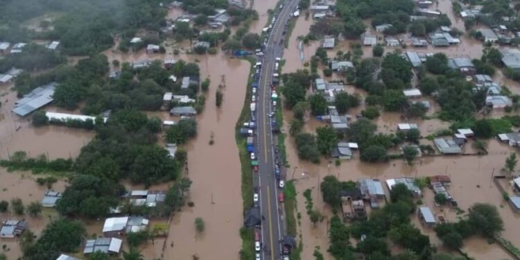 Inundación en Tucumán: suspendieron las clases y vecinos tuvieron que pasar la noche al costado de una ruta