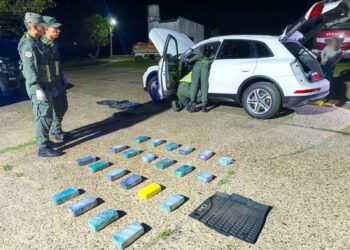 Corrientes: viajaba con su hija desde Iguazú a Uruguay y le encontraron 88 kilos de cocaína ocultos en el auto