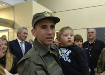 Nahuel Gallo llegó a Argentina y fue recibido por su esposa e hijo