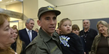 Nahuel Gallo llegó a Argentina y fue recibido por su esposa e hijo