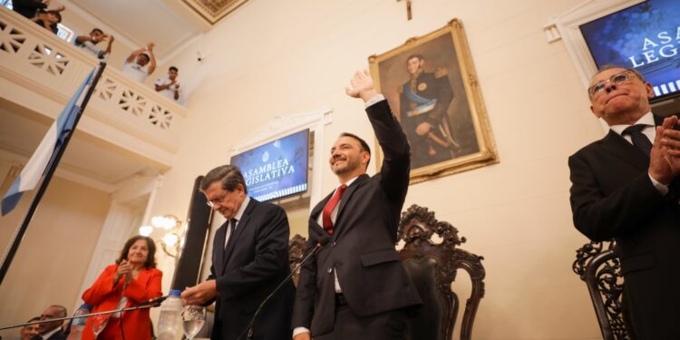 El gobernador Juan Pablo Valdés inauguró el período legislativo 2026 anunciando fuertes inversiones en infraestructura y el lanzamiento del programa “Sostiene Corrientes”