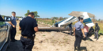 Así quedó la avioneta tras hacer un aterrizaje de emergencia en San Cosme
