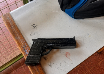 Hallan “armas” de cartón en la requisa a las mochilas de alumnos