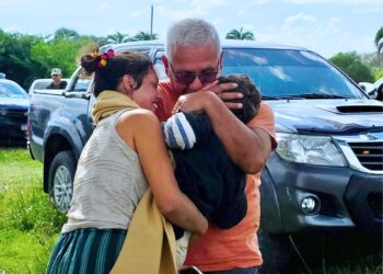 Niño “N”: las primeras imágenes del reencuentro con su mamá y su abuelo