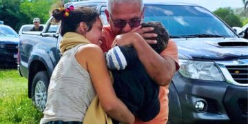 Niño “N”: las primeras imágenes del reencuentro con su mamá y su abuelo