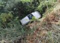 Tomaba mate junto al auto y el vehículo terminó cayendo a un barranco