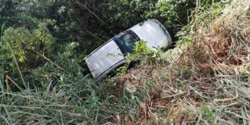 Tomaba mate junto al auto y el vehículo terminó cayendo a un barranco