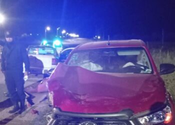 Una camioneta chocó contra un puente y terminó con graves daños