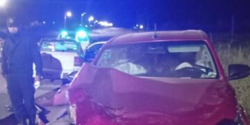 Una camioneta chocó contra un puente y terminó con graves daños