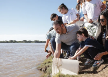 Gobernador Valdés encabezó en Goya la liberación de 5.000 alevines en el Paraná