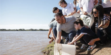 Gobernador Valdés encabezó en Goya la liberación de 5.000 alevines en el Paraná