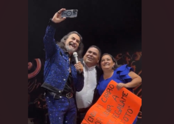 Fanáticos vendieron su auto para ver a Marco Antonio Solís y emocionaron al cantante en pleno show