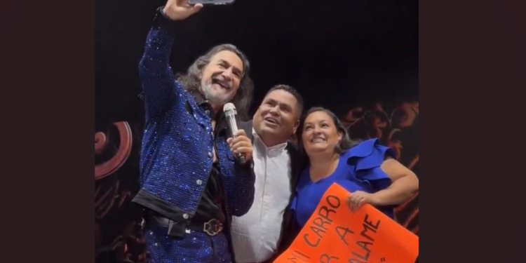Fanáticos vendieron su auto para ver a Marco Antonio Solís y emocionaron al cantante en pleno show