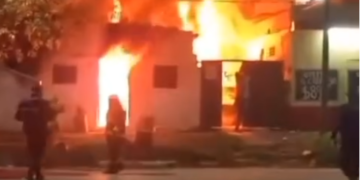 Rescataron a un hombre de 77 años durante el incendio de una vivienda