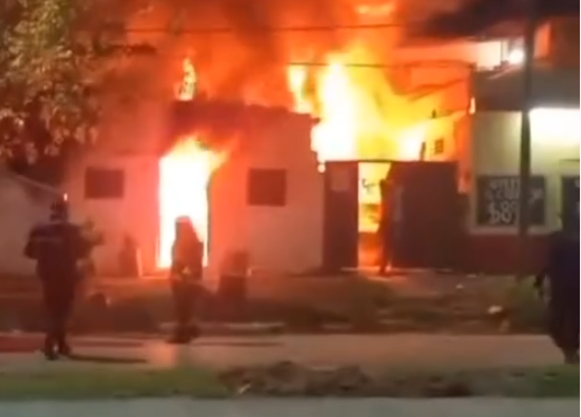 Rescataron a un hombre de 77 años durante el incendio de una vivienda