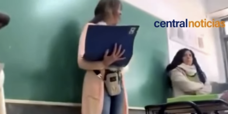 “¿Creen que soy una bruja? No conocen lo peor de mí”: el video de una directora que explotó contra un curso