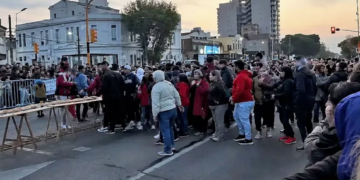Caos en Avellaneda por un sándwich gigante de matambre a la pizza: hubo empujones y corridas
