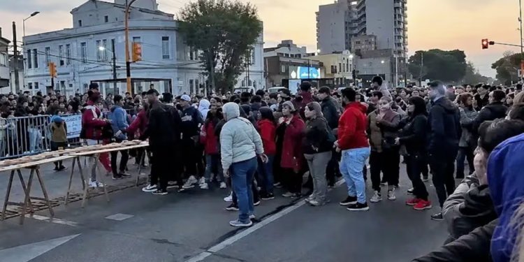 Caos en Avellaneda por un sándwich gigante de matambre a la pizza: hubo empujones y corridas