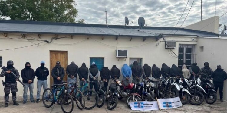 Tiros, huida por techos y 14 detenidos: el violento final de una banda narco en Esquina