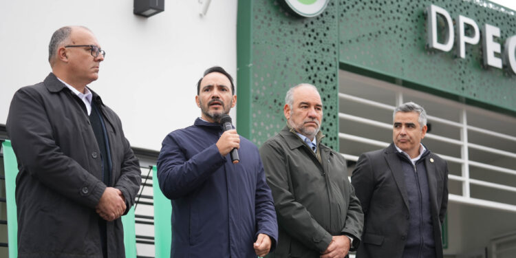 En el Barrio 17 de Agosto, Valdés inauguró oficinas de la DPEC y entregó nuevos vehículos para optimizar la atención