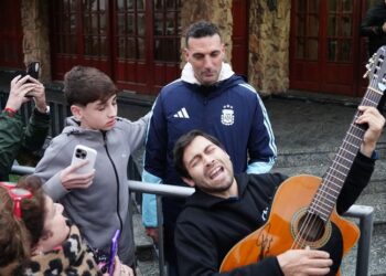 El emotivo chamamé que le cantaron a Lionel Scaloni en Pujato y su reacción