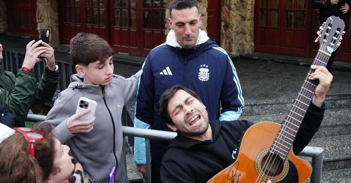 El emotivo chamamé que le cantaron a Lionel Scaloni en Pujato y su reacción
