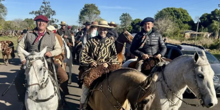 Valdés peregrinó junto a los fieles a Itatí: “Las raíces de Corrientes se sostienen en la fe y las tradiciones”