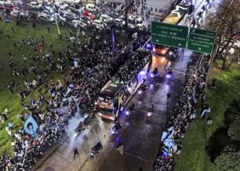 La Selección Argentina llegó al país tras el subcampeonato en el Mundial 2026 y fue recibida por una multitud